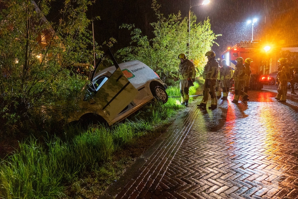 Auto bijna te water in Stolwijk