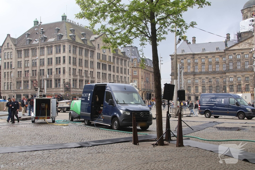 Schoonmaken van nationaal monument op Dam na bekladding