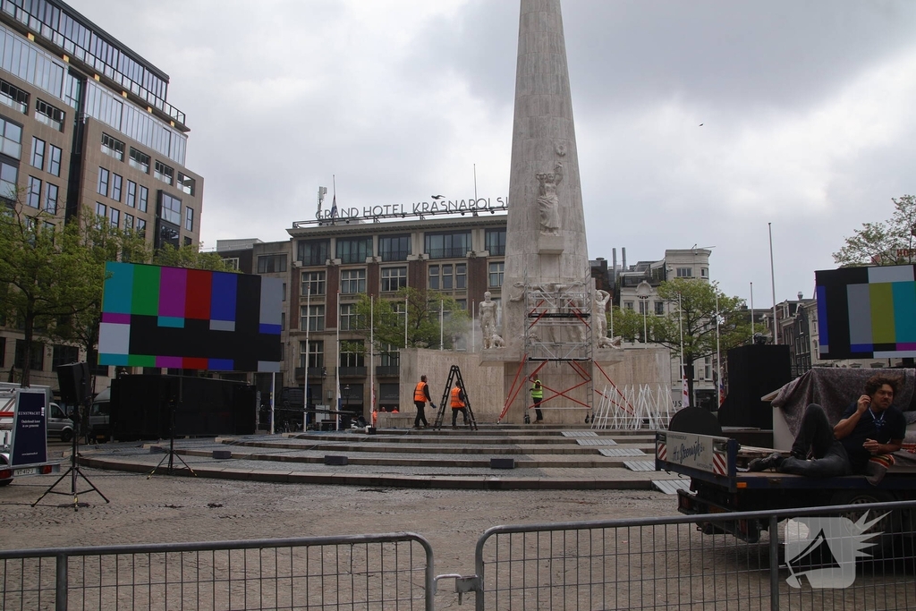 Schoonmaken van nationaal monument op Dam na bekladding