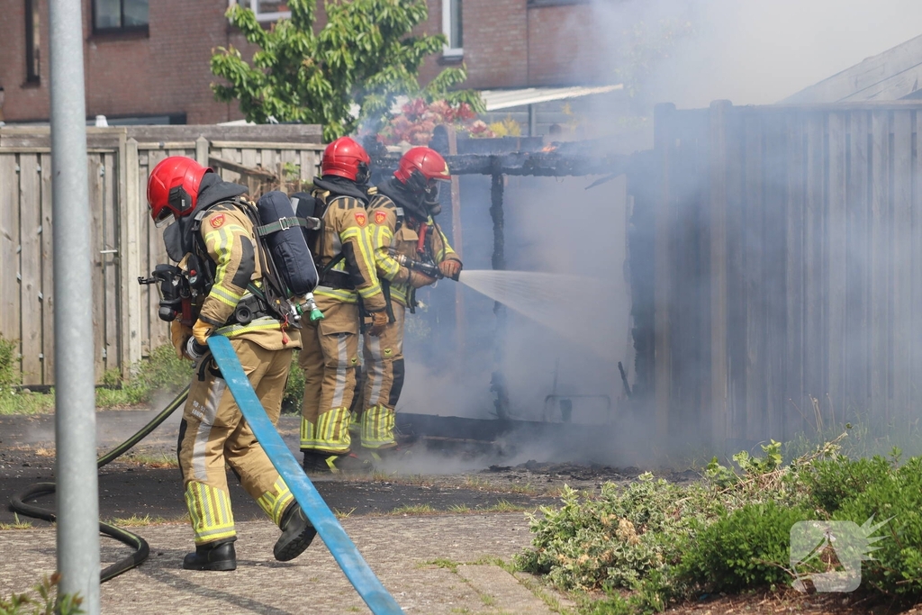 Brand verwoest schuur in Lelystad
