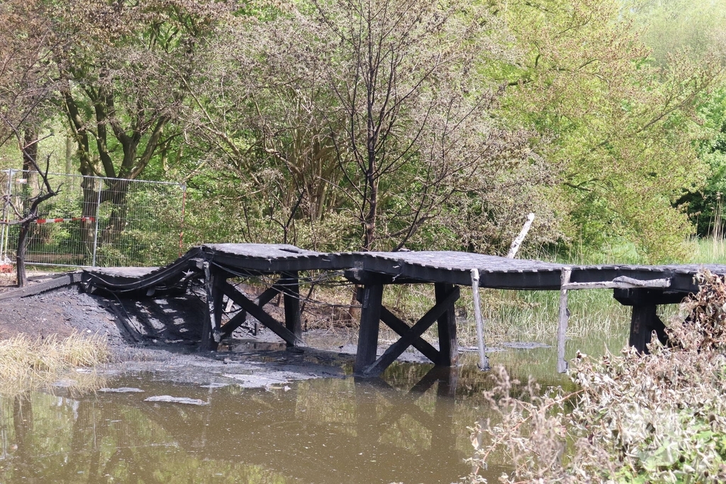 Houten brug verwoest door brand