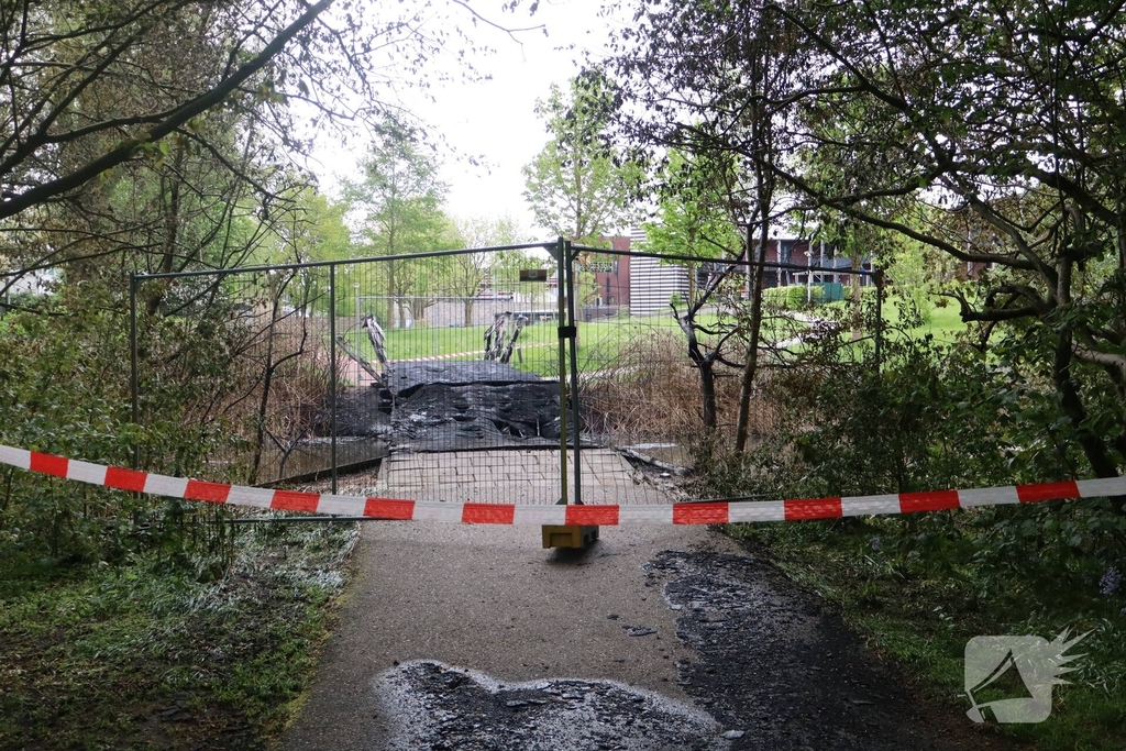 Houten brug verwoest door brand