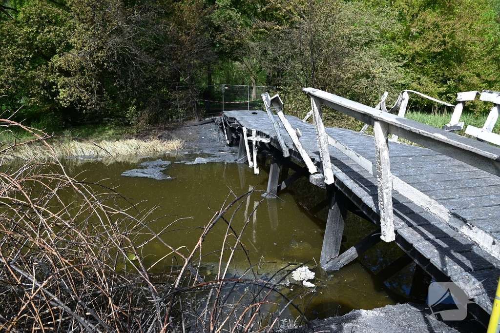 Houten brug verwoest door brand