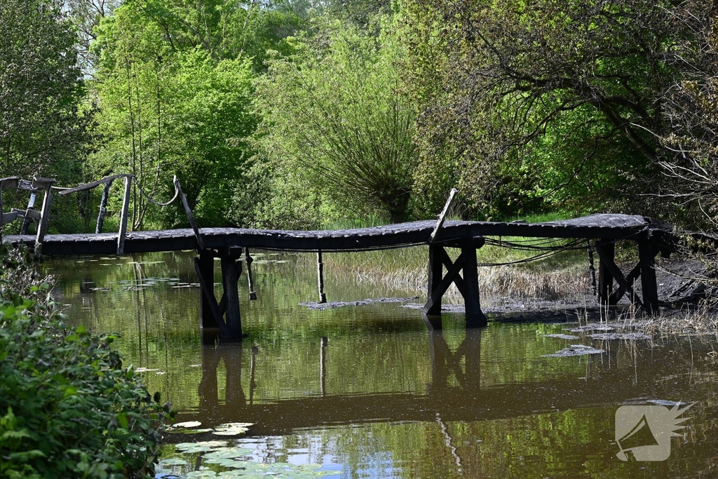 Houten brug verwoest door brand