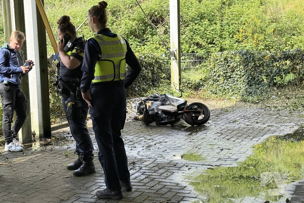 Scooter in brand gestoken op afgelegen plek