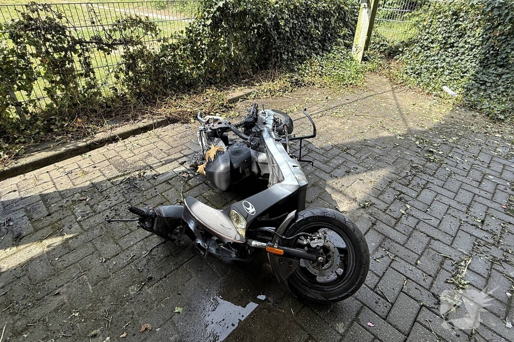 Scooter in brand gestoken op afgelegen plek