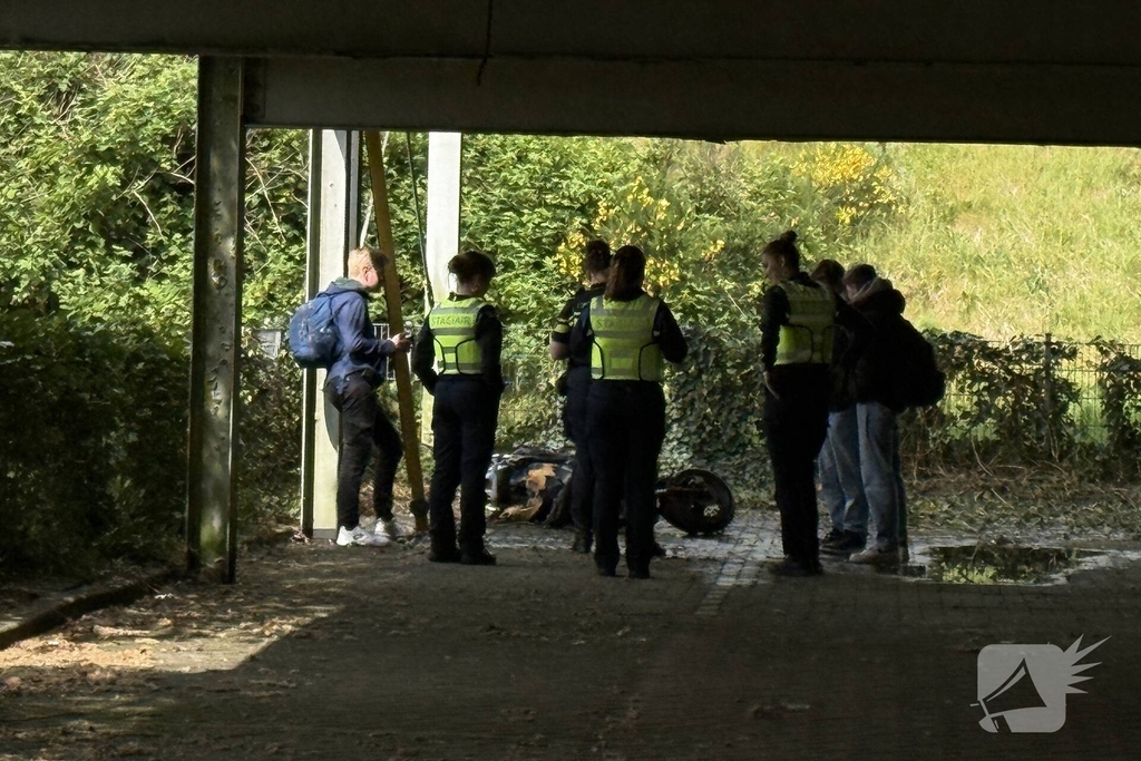 Scooter in brand gestoken op afgelegen plek