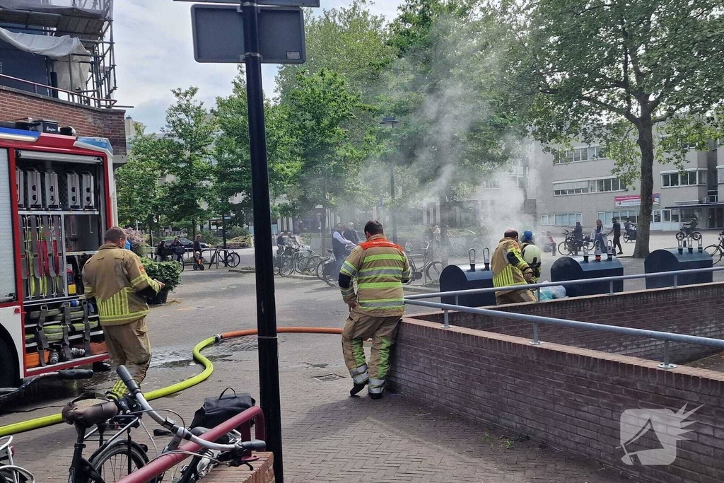 Brand in ondergrondse vuilcontainer