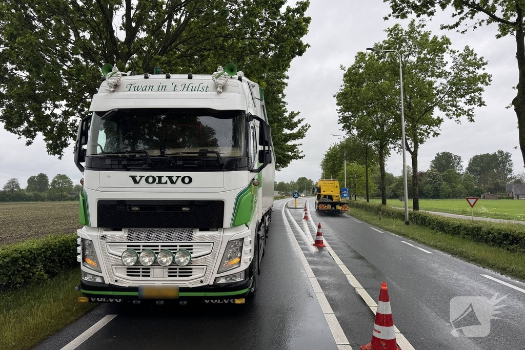 Ongeval tussen vrachtwagen en auto veroorzaakt verkeershinder