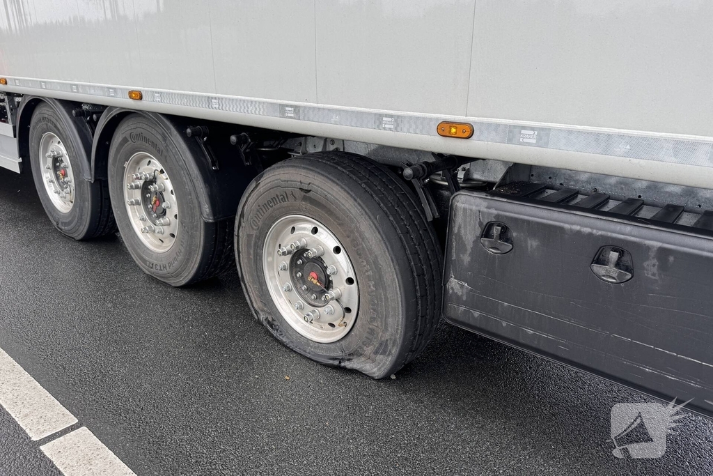 Ongeval tussen vrachtwagen en auto veroorzaakt verkeershinder