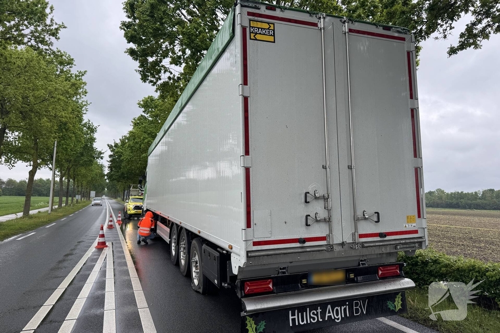 Ongeval tussen vrachtwagen en auto veroorzaakt verkeershinder