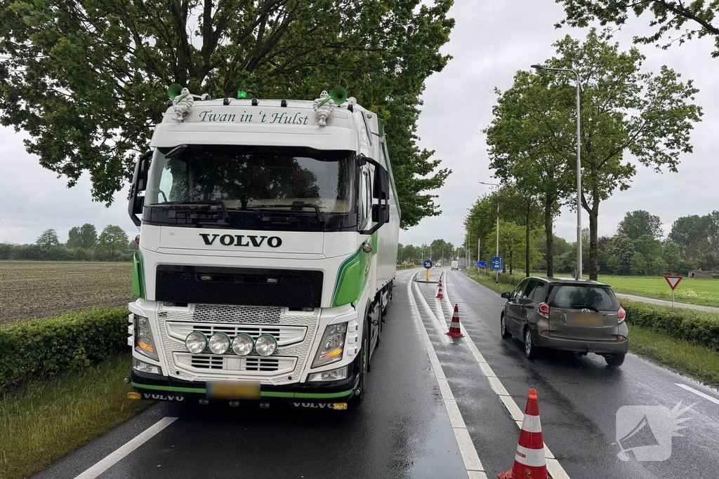 Ongeval tussen vrachtwagen en auto veroorzaakt verkeershinder