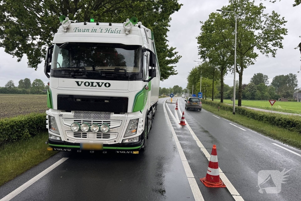 Ongeval tussen vrachtwagen en auto veroorzaakt verkeershinder