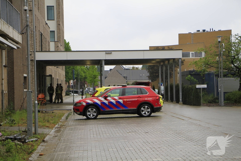 Brandweer met spoed naar ziekenhuis voor incident