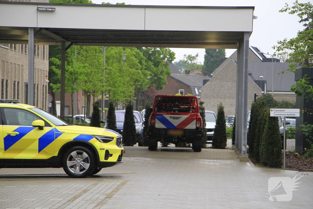 Brandweer met spoed naar ziekenhuis voor incident