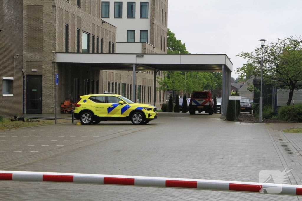 Brandweer met spoed naar ziekenhuis voor incident