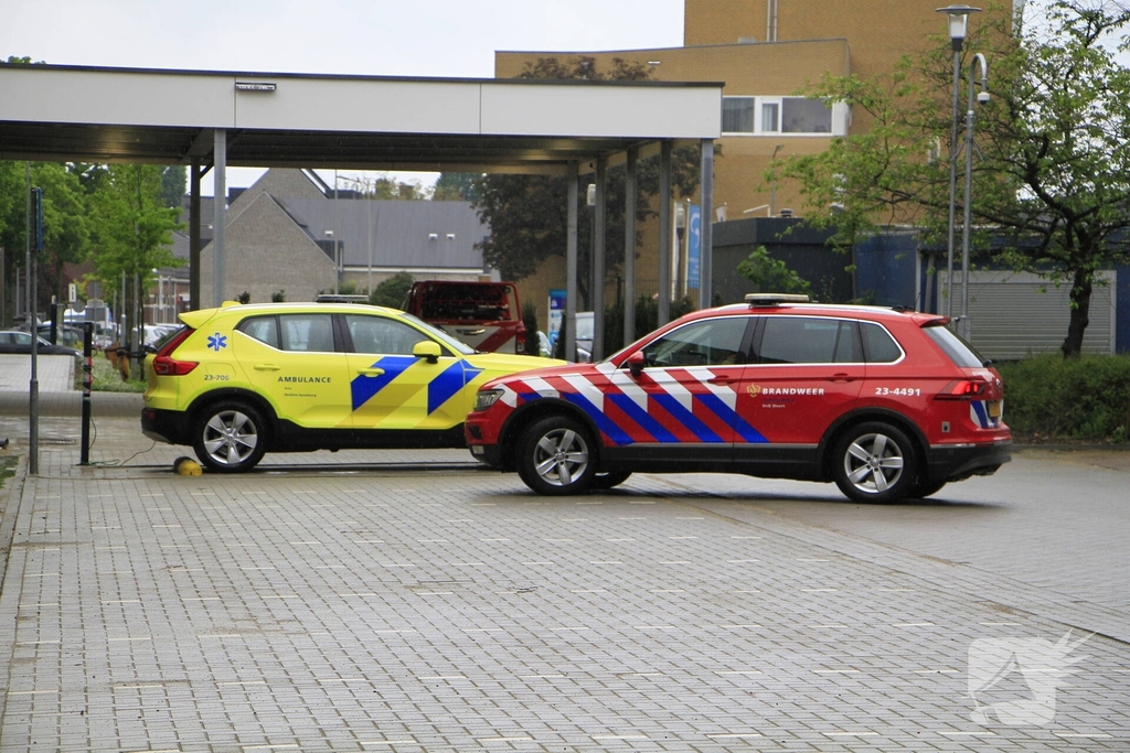 Brandweer met spoed naar ziekenhuis voor incident