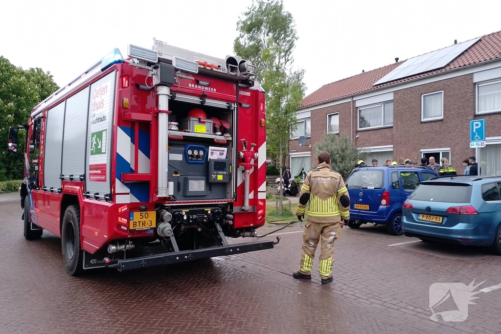 Brandweer blust woningbrand