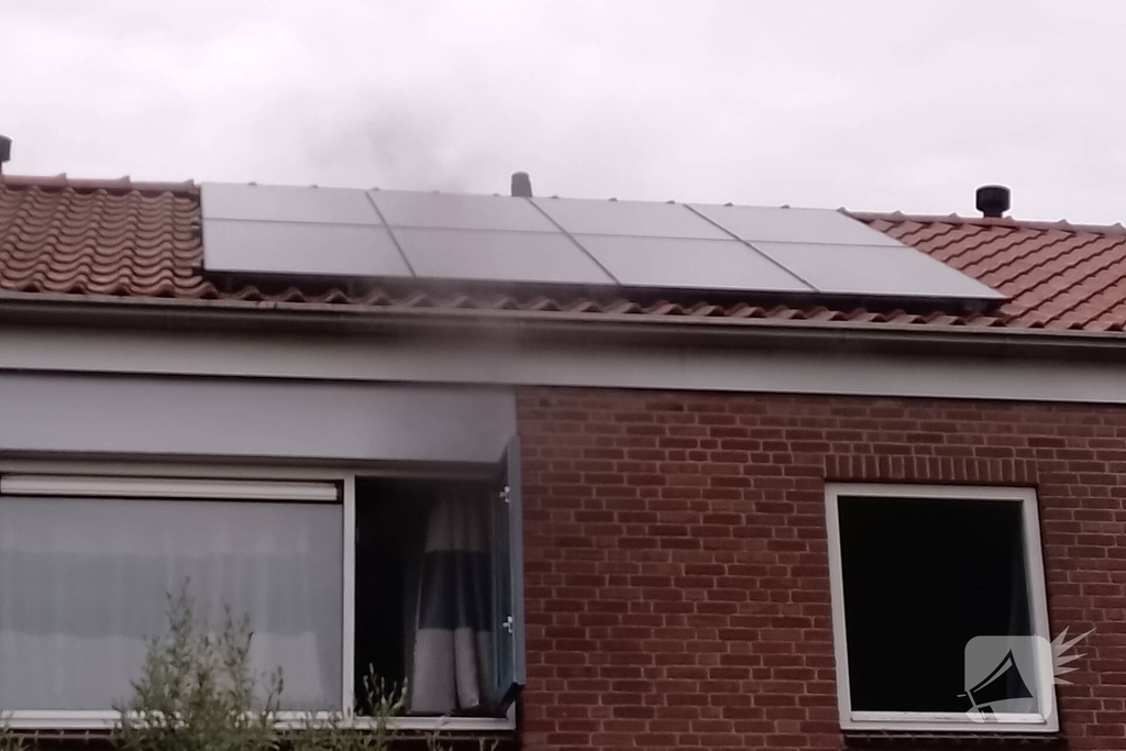 Brandweer blust woningbrand