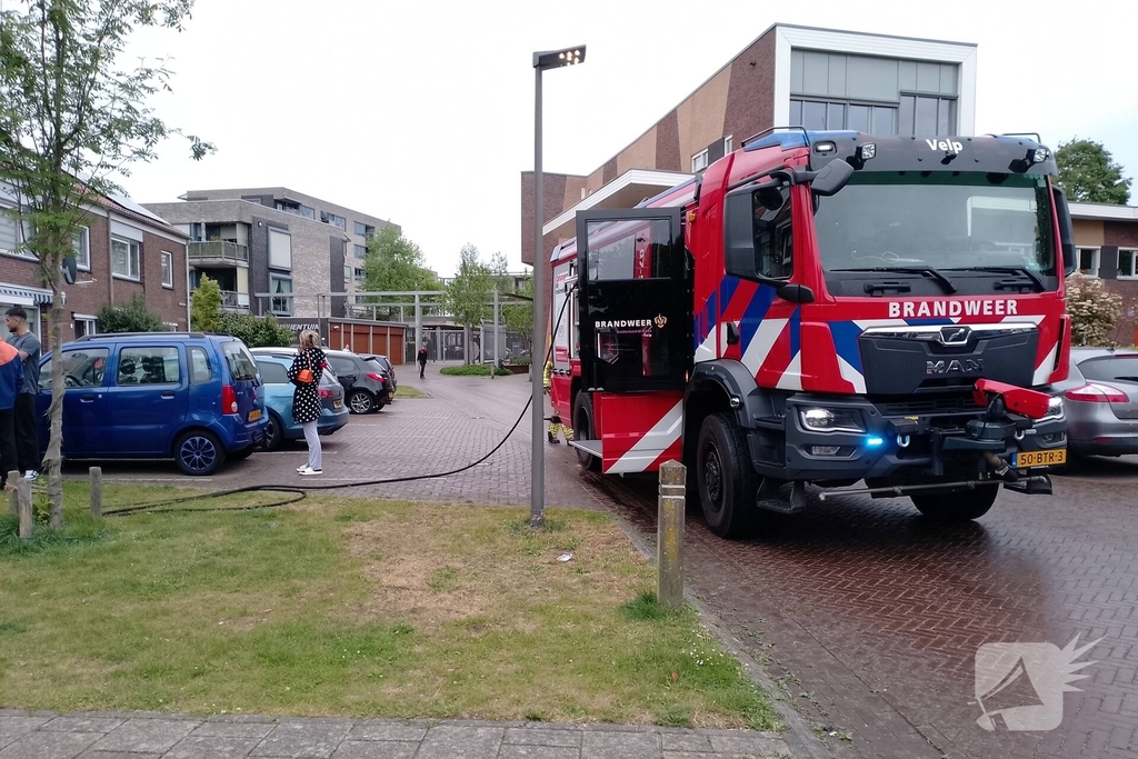 Brandweer blust woningbrand
