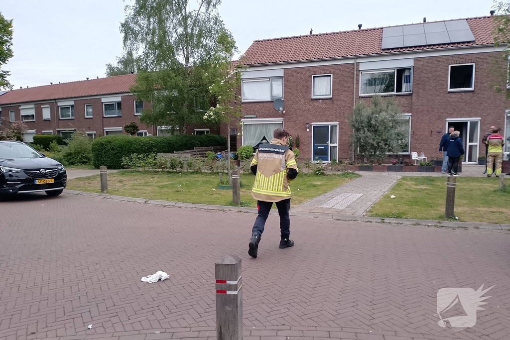 Brandweer blust woningbrand