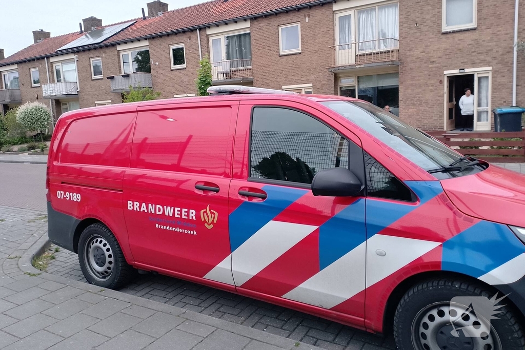 Brandweer blust woningbrand