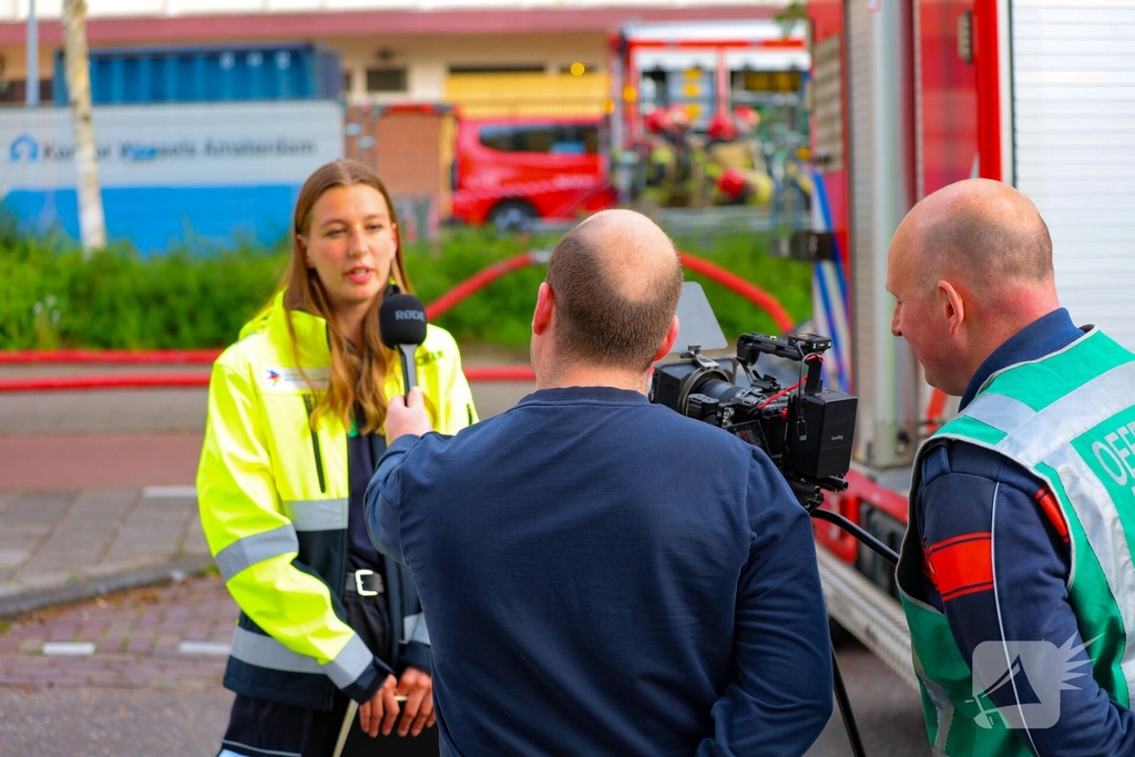 Oefening brandweer in leegstaand gebouw trekt veel bekijks