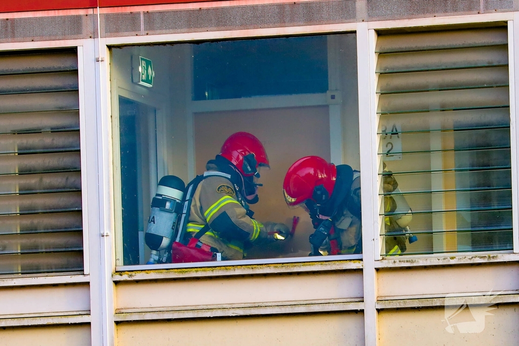 Oefening brandweer in leegstaand gebouw trekt veel bekijks
