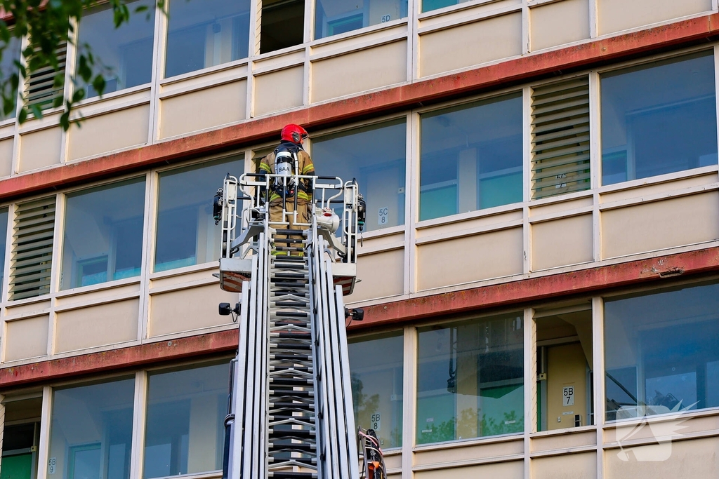 Oefening brandweer in leegstaand gebouw trekt veel bekijks
