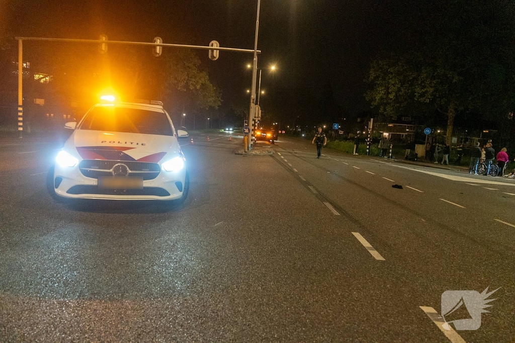 Auto schept een scooter