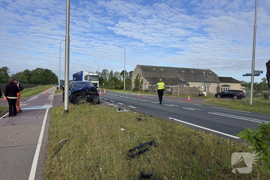 Forse aanrijding tussen auto en vrachtwagen