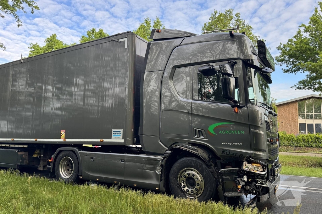 Forse aanrijding tussen auto en vrachtwagen