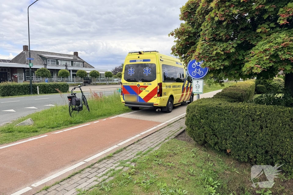 Auto botst op fietser in Schijndel