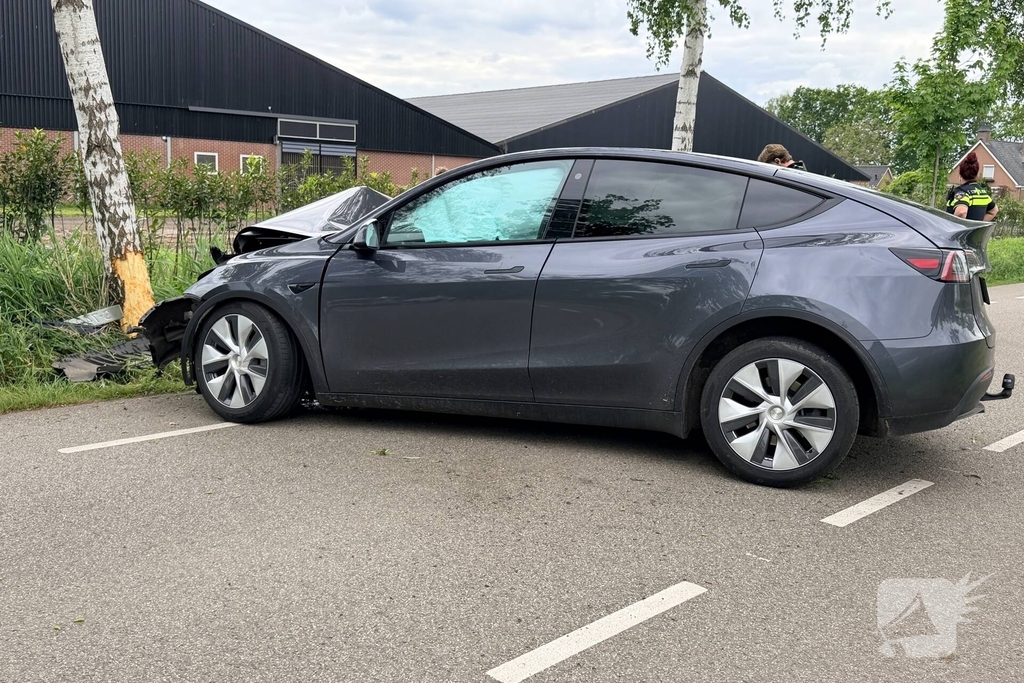 Tesla botst tegen boom met lichte verwondingen