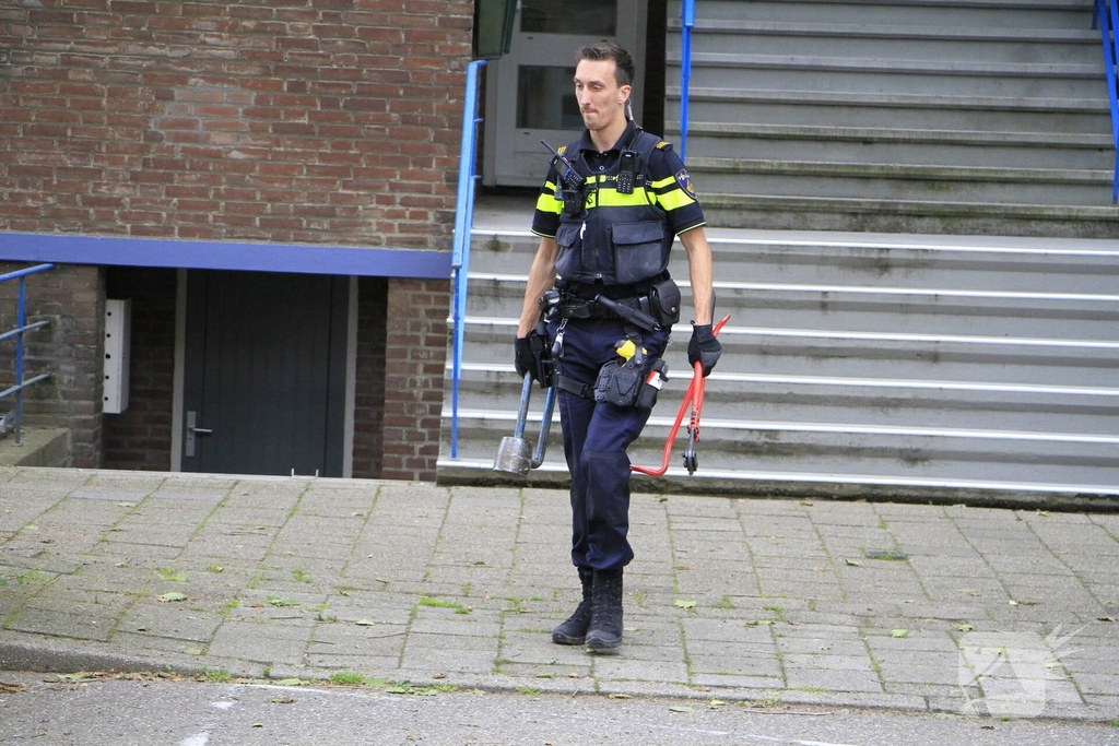Politie valt woning binnen met stormram