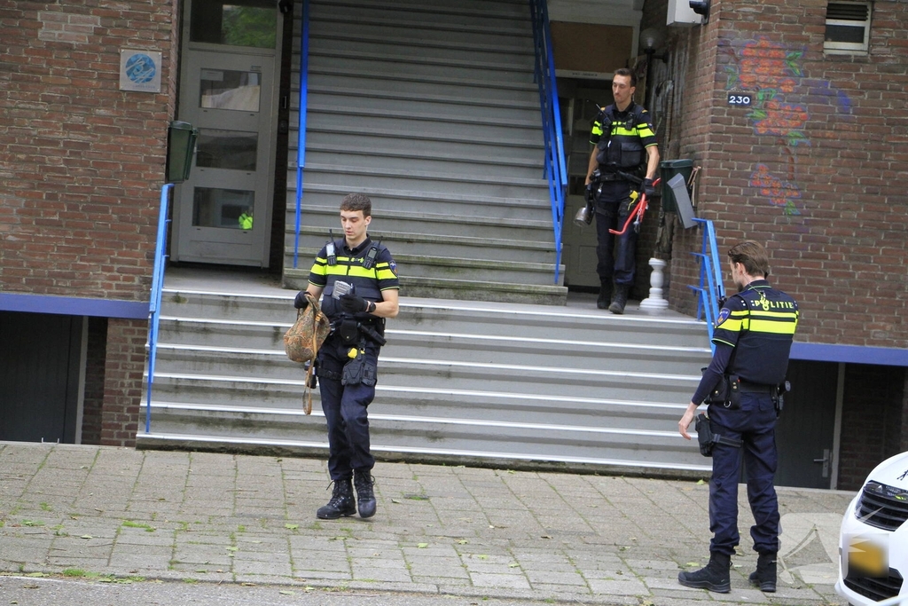 Politie valt woning binnen met stormram