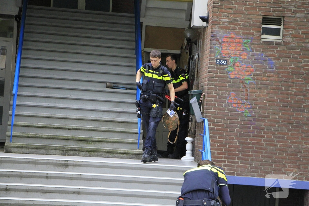 Politie valt woning binnen met stormram