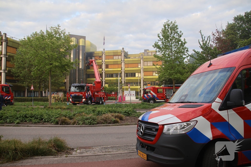 Blusrobot ingezet bij uitslaande brand in verlaten kantoorgebouw