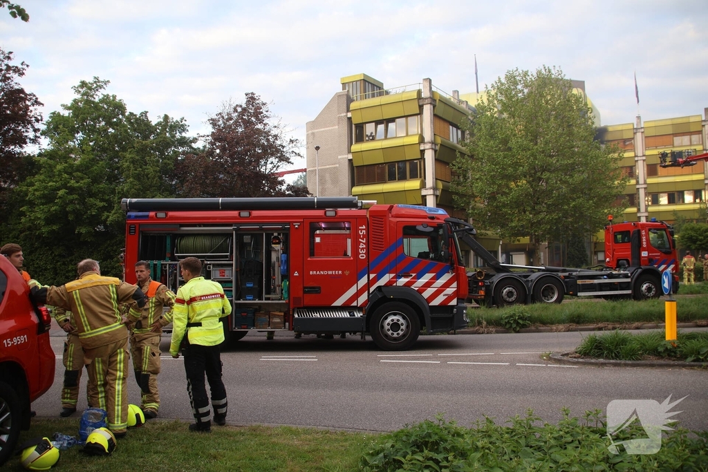 Blusrobot ingezet bij uitslaande brand in verlaten kantoorgebouw
