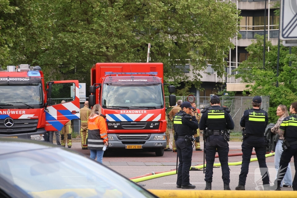 Blusrobot ingezet bij uitslaande brand in verlaten kantoorgebouw
