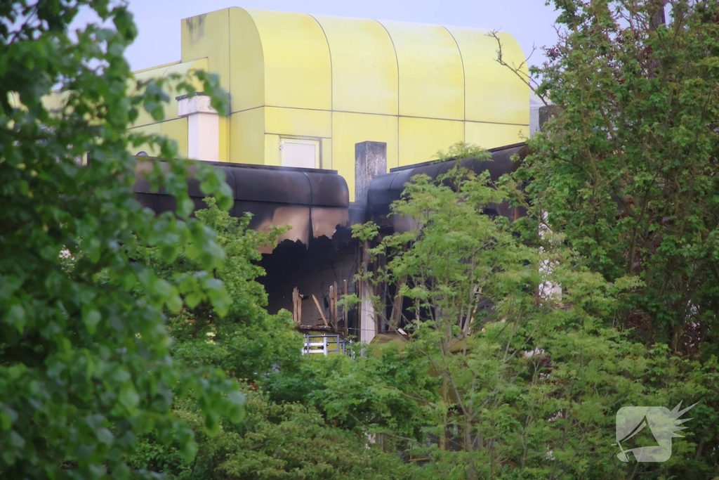 Blusrobot ingezet bij uitslaande brand in verlaten kantoorgebouw