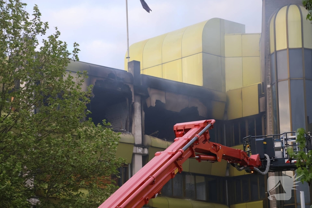 Blusrobot ingezet bij uitslaande brand in verlaten kantoorgebouw