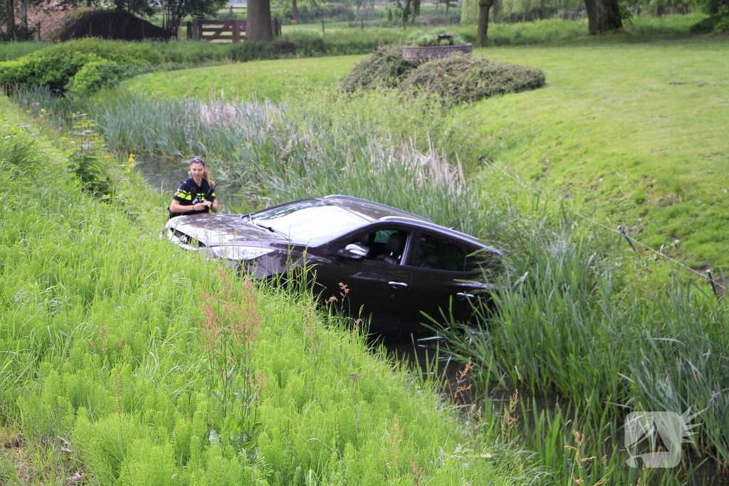 Auto belandt in sloot na keeractie