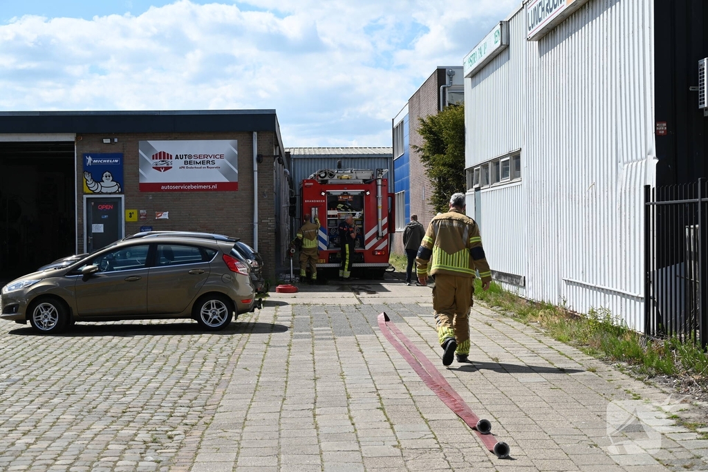 Brandweer bestrijdt brand in vorkheftruck met schuim