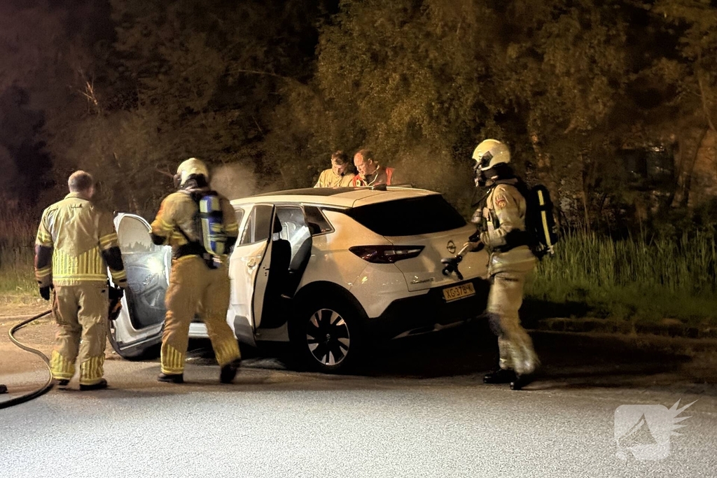 Brandweer blust voertuigbrand