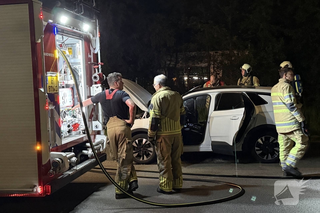Brandweer blust voertuigbrand