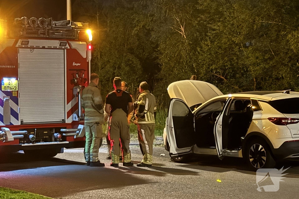 Brandweer blust voertuigbrand