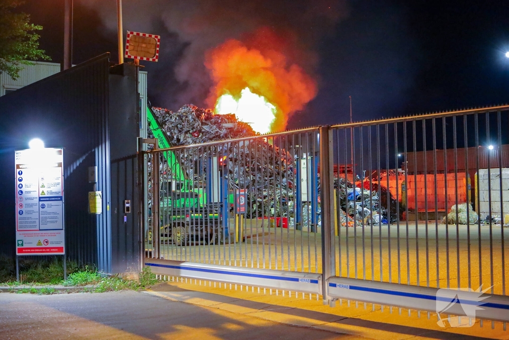 Explosie tijdens brand bij metaalrecyclingbedrijf