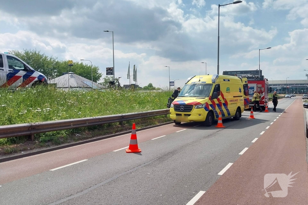 Rolstoelbestuurder rijdt van talud af