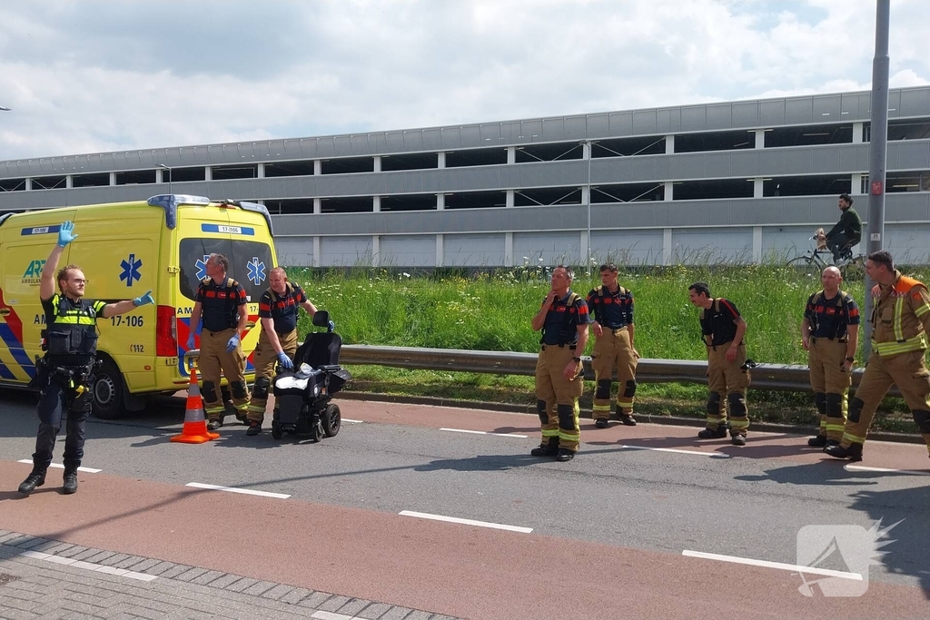 Rolstoelbestuurder rijdt van talud af